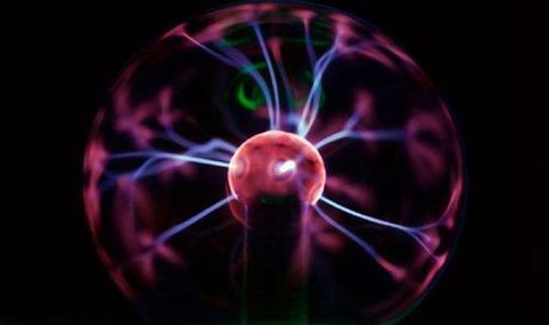 等離子清洗機(jī)是一種常用于表面處理的設(shè)備，它利用等離子體與物質(zhì)表面的相互作用來清除污染物、氧化物等，從而提高表面的清潔度和反應(yīng)性。等離子清洗機(jī)常用的氣體包括氮?dú)?、氬氣、氫氣、氧氣、二氧化碳、四氟化碳等，選用的氣體不同，其效果也會(huì)有所不同。